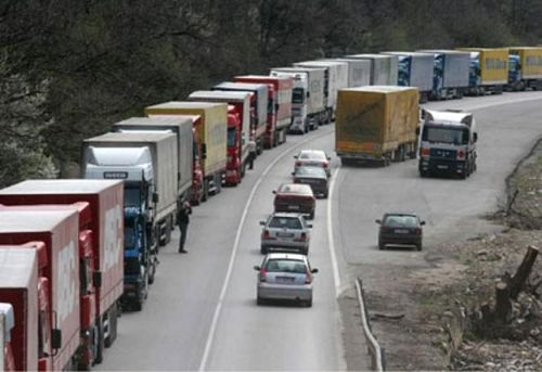 Километри опашки от тирове по границата с Турция