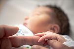 Медицинско чудо: Близнаци се родиха от ембриони, замразени преди 30 г. 