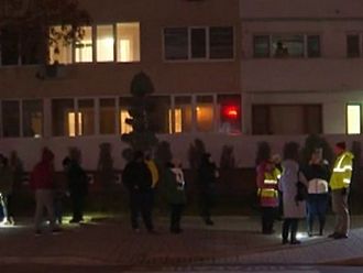 Жители на Козлодуй на протест срещу спирането на уличното осветление