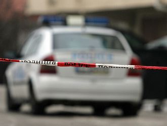 Шофьор се вряза в автобусна спирка, с опасност за живота е