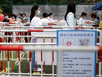 Китай ваксинира цял град заради 16 души с COVID