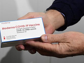 Великобритания започва да ваксинира и с