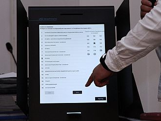 Всяка четвърта бюлетина пусната с машина