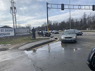 Тежка катастрофа - шофьор на БМВ се вряза в светофар на Цариградско шосе