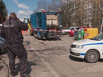Боклукчийски камион прегази жена и внучето и в София