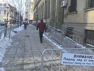 Ледена висулка рани жена в София