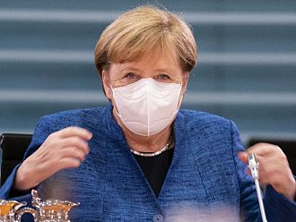 Меркел тропна по масата