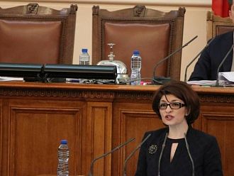 Десислава Атанасова: България затъва! Управляват ни аматьори и шарлатани!