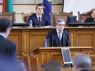 Биков към Мирослав Иванов от ПП: Трите опозиционни партии внесохме искане за оставката ви, не водете заседанията на парламента