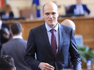 Трябва да спре раздаването на средства на всеки, който изреве