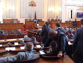 Политическата нестабилност ще ограничи растежа и ще покачи дълга