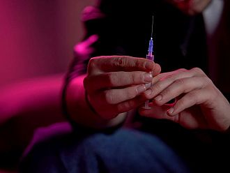 Нова опасна мода в някои страни в Европа – убождане със спринцовка на парти