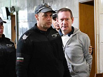 След пет часа заседание британецът, обвинен в педофилия, остава в ареста