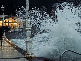 Испания се готви за връхлитането на тропическа буря