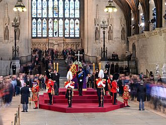 Британци чакат над 13 часа, за да отдадат почит на Елизабет II, поклонението приключва утре сутринта