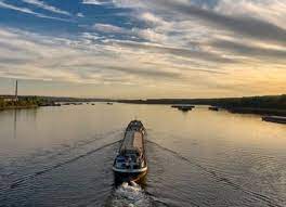 Издирват капитан на кораб, паднал в река Дунав