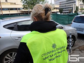 Контрольор-инспектори от ЦГМ вече издават фишове за неправилно паркирани автомобили