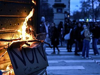 Правителството на Макрон оцеля след два вота на недоверие, но протестите не стихват