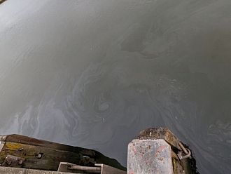 Извънредно положение в пристанището на английския град Пул след разлив на петрол и химикали