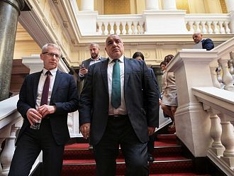 Гласуването на ГЕРБ в правна комисия разколеба „Продължаваме промяната – Демократична България“ за правителство