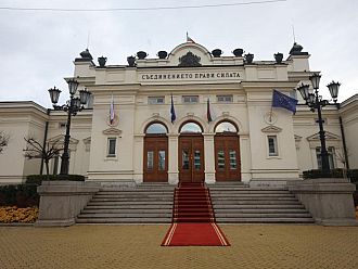 Осем министри на парламентарен контрол