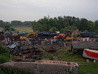 Близо 300 са жертвите на влаковата катастрофа в Индия