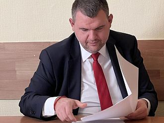 ДПС искат да вкарат Пеевски в конституционната комисия още днес (обновена)