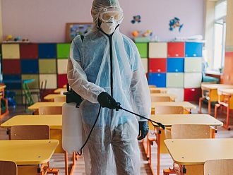 Поставиха няколко класа под карантина заради заразени учители и ученици