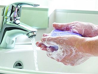 Норовирусът се предава чрез замърсени ръце и храни