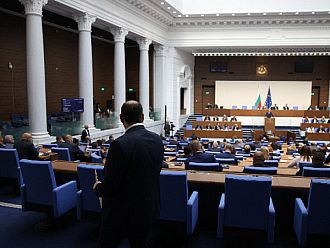 Депутатите отново заседават извънредно. Захващат се със Закона за КПКОНПИ
