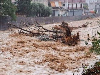 Циклонът „Елиас“ връхлетя Гърция: Над 300 души са блокирани