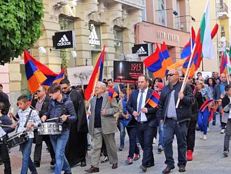 Представители на арменската общност излизат на протест