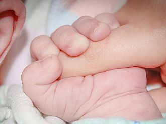 Снимков материал показва изписването на размененото бебе в „Шейново“