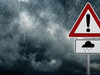 Бедствено положение в община Варна - загинала жена, паднали дървета, счупени билбордове (обновена)