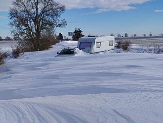 Актуална пътна обстановка във Варненско: Продължава разчистването на преспи и паднали дървета