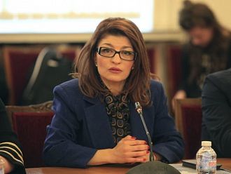 Атанасова свиква извънредно Комисията по вътрешна сигурност, ще изслушват Стоянов за протеста срещу БФС