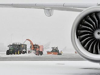 Снегът парализира европейски летища. Отменени влакове и блокирани хора