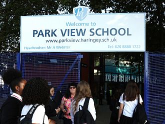 Училища в цяла Англия обявиха, че страдат от финансови затруднения