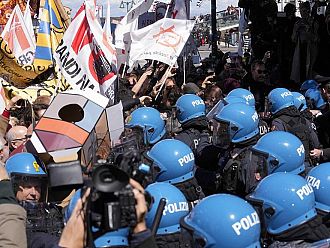Сблъсъци между полиция и протестиращи във Венеция заради туристическата такса за достъп