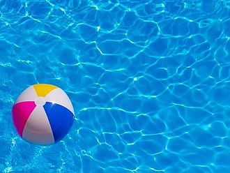 След като дете оцеля по чудо: Кой носи отговорност при инциденти във водни басейни