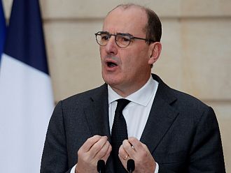 След положителен Covid тест на съпругата си, френският премиер се самоизолира