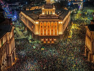 Бой, пръскане със спрей, няколко души в болница - това е равносметката след протеста