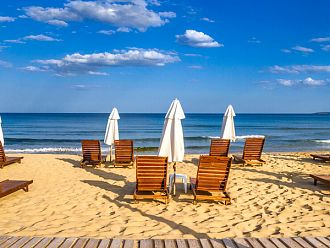 Забавянето на ваксините ни оставя пак без летен сезон?