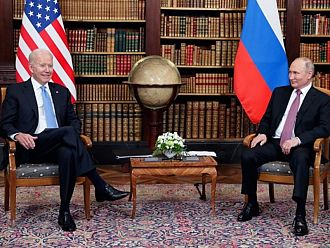 Ръкостискане и усмивки за начало на срещата Байдън - Путин