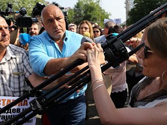 Нападнаха Борисов със статив (видео)