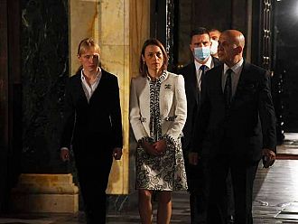 Когато протежета на Христо Бисеров командват парламента, а ти обясняват, че ще сменят модела