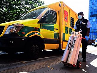Наводнени болници в Лондон пренасочват пациенти
