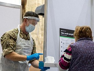 Британското правителство разширява програма за тестове за Covid-19