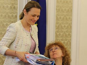 ДПС най-склонни да подкрепят идеята на ИТН за по-малко работа в Парламента