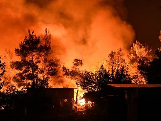 Пожарът в Твърдица се разраства, огънят е обхванал 500 декара борова гора